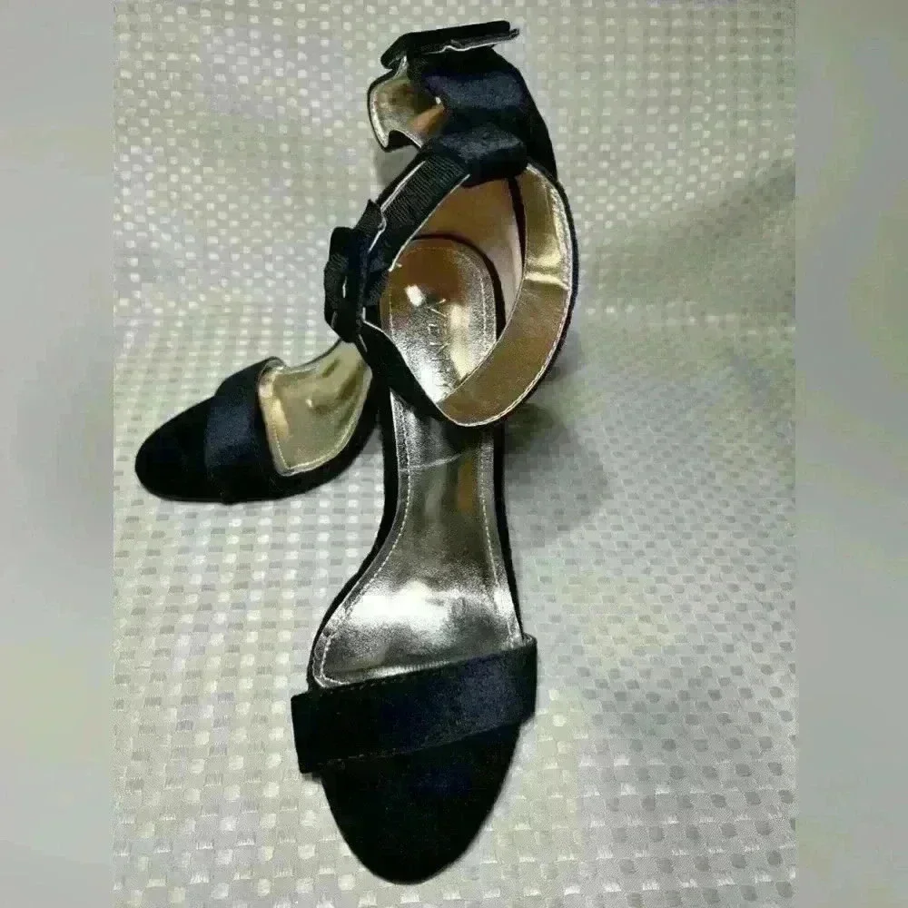 Venus high heels, Size 8 new without a box